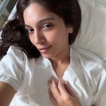 Bhumi Pednekar Instagram - Ek Dengue ke machar ne, mujhe 8 din ka massive torture de diya. But today I woke up feeling like a WOW, so I had to click a selfie. Guys be careful, cause the last few days were extremely tough for my family and I. Mosquito repellent’s are a must right now. Keep your immunity up. High pollution levels have most of our immunities compromised. Quite a few people I know have gotten dengue recently. Yet again ek invisible virus ne halat kharab kar di :) Thank you my doctors for taking such good care of me @hindujahospital @bajankhusrav #DrAgarwal Big shout out to the nursing, kitchen and cleaning staff that were so kind and helpful. Most of all Maa, samu and my Tanu ❤️ @sumitrapednekar @samikshapednekar @tanumourya745