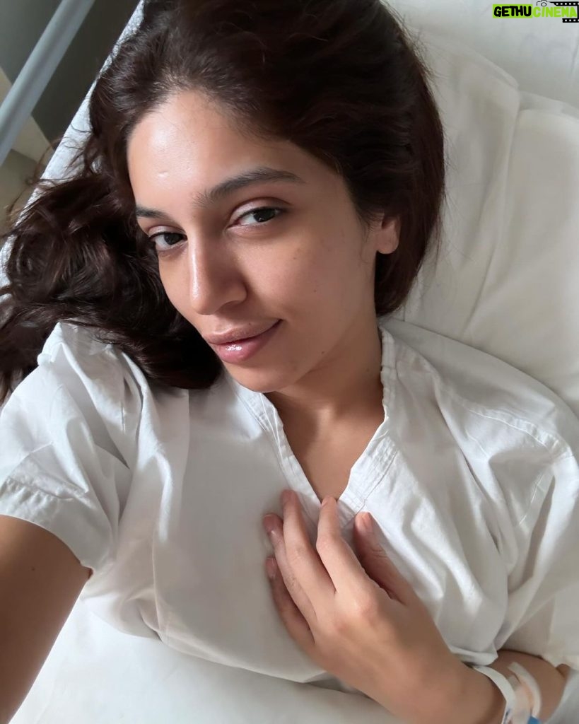Bhumi Pednekar Instagram - Ek Dengue ke machar ne, mujhe 8 din ka massive torture de diya. But today I woke up feeling like a WOW, so I had to click a selfie. Guys be careful, cause the last few days were extremely tough for my family and I. Mosquito repellent’s are a must right now. Keep your immunity up. High pollution levels have most of our immunities compromised. Quite a few people I know have gotten dengue recently. Yet again ek invisible virus ne halat kharab kar di :) Thank you my doctors for taking such good care of me @hindujahospital @bajankhusrav #DrAgarwal Big shout out to the nursing, kitchen and cleaning staff that were so kind and helpful. Most of all Maa, samu and my Tanu ❤ @sumitrapednekar @samikshapednekar @tanumourya745