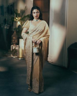 Bhumi Pednekar Instagram - Call me, Bhumi Rani ✨
.
.
.
Wearing @toraniofficial 
Styled by @tanghavri 
Hair @hairstories_byseema 
Makeup ✋🏻
Clicked by @lisadsouza
Glasses and bag @prerto