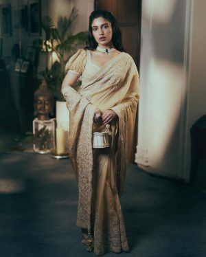 Bhumi Pednekar Instagram - Call me, Bhumi Rani ✨
.
.
.
Wearing @toraniofficial 
Styled by @tanghavri 
Hair @hairstories_byseema 
Makeup ✋🏻
Clicked by @lisadsouza
Glasses and bag @prerto