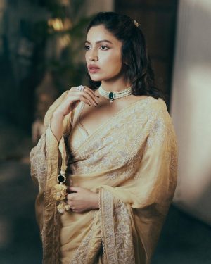 Bhumi Pednekar Instagram - Call me, Bhumi Rani ✨
.
.
.
Wearing @toraniofficial 
Styled by @tanghavri 
Hair @hairstories_byseema 
Makeup ✋🏻
Clicked by @lisadsouza
Glasses and bag @prerto