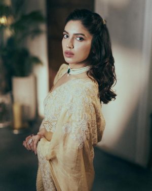 Bhumi Pednekar Instagram - Call me, Bhumi Rani ✨
.
.
.
Wearing @toraniofficial 
Styled by @tanghavri 
Hair @hairstories_byseema 
Makeup ✋🏻
Clicked by @lisadsouza
Glasses and bag @prerto