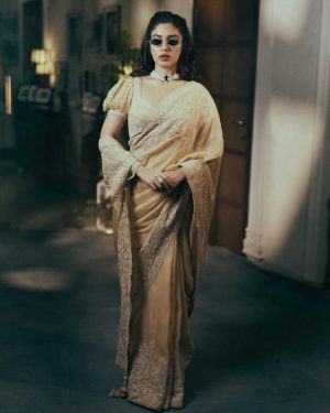 Bhumi Pednekar Instagram - Call me, Bhumi Rani ✨
.
.
.
Wearing @toraniofficial 
Styled by @tanghavri 
Hair @hairstories_byseema 
Makeup ✋🏻
Clicked by @lisadsouza
Glasses and bag @prerto