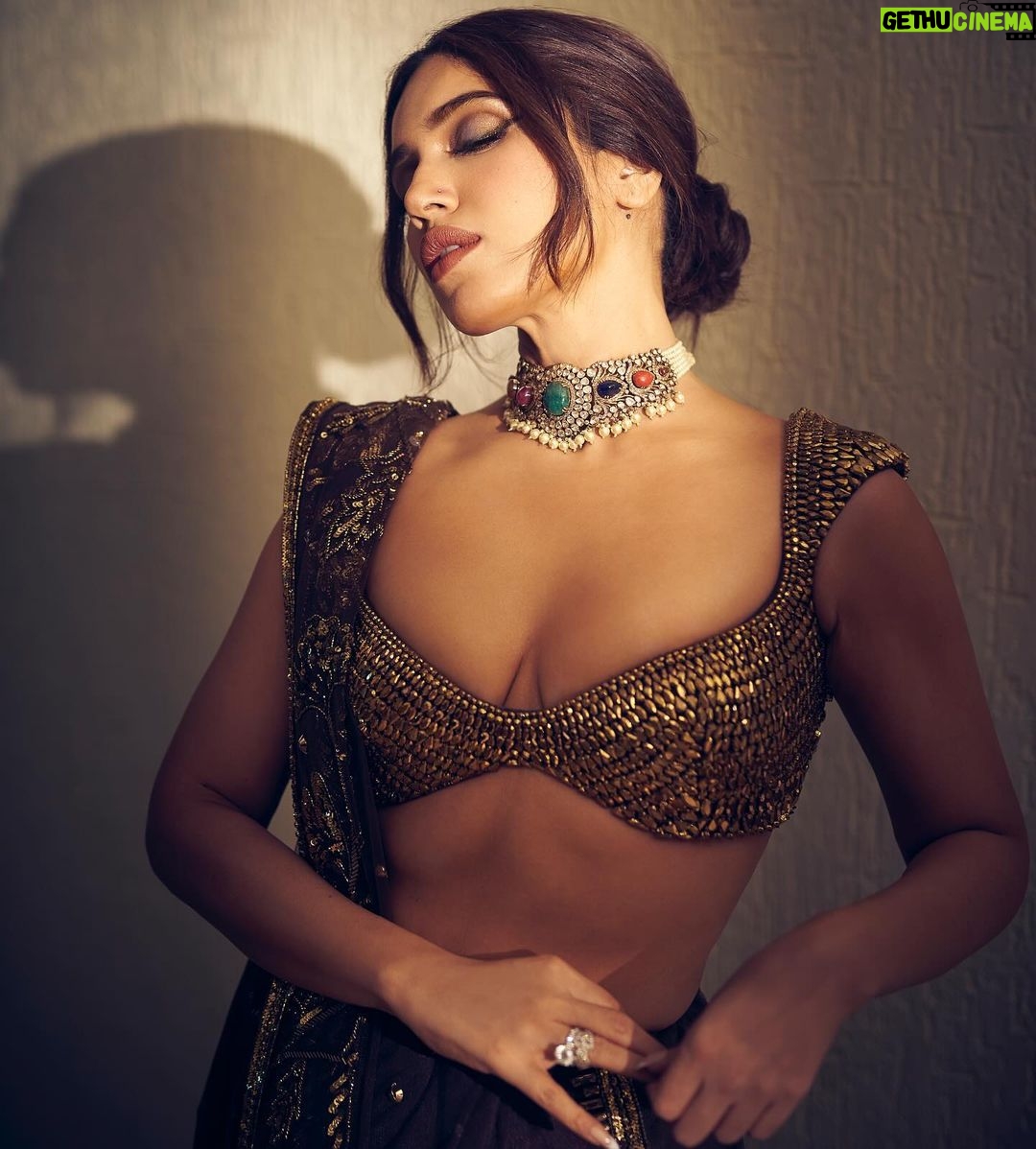 Bhumi Pednekar Instagram - नारी इन ए सुंदर सारी ✨ . . . Outfit - @manishmalhotraworld Jewellery - @gehnajewellers1 Bag - eena.official Styled by - @mohitrai with @shubhi.Kumar Assisted by @upasnasingh_official Hair by @hairstories_byseema Clicked by @lisadsouza