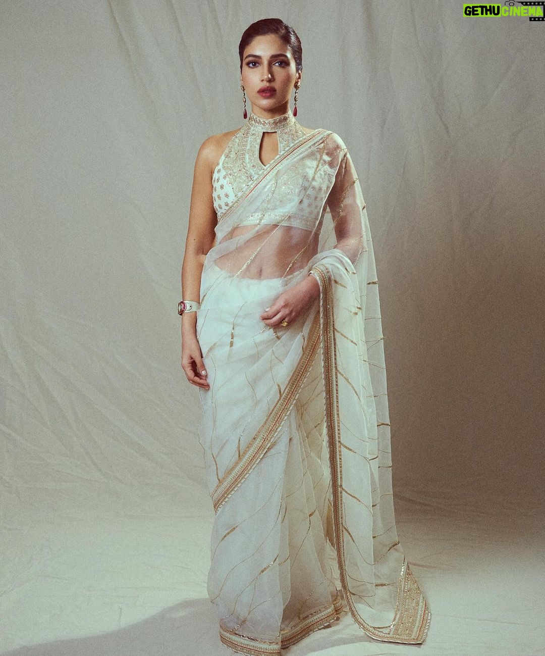 Bhumi Pednekar Instagram - Not saree about how pretty I look ❤️ Saree @gopivaiddesigns @amigos.rizwan Jewelry @uncut_byaditiamin @ascend.rohank Bag @fizzygoblet @elevate_promotions Styling @tanghavri @nidhijeswani Photographer @lisadsouza