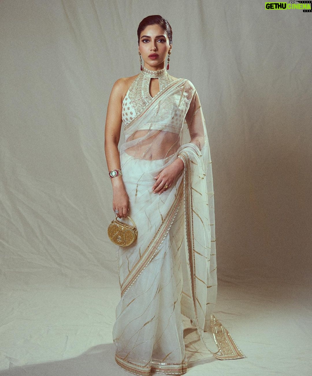 Bhumi Pednekar Instagram - Not saree about how pretty I look ❤️ Saree @gopivaiddesigns @amigos.rizwan Jewelry @uncut_byaditiamin @ascend.rohank Bag @fizzygoblet @elevate_promotions Styling @tanghavri @nidhijeswani Photographer @lisadsouza