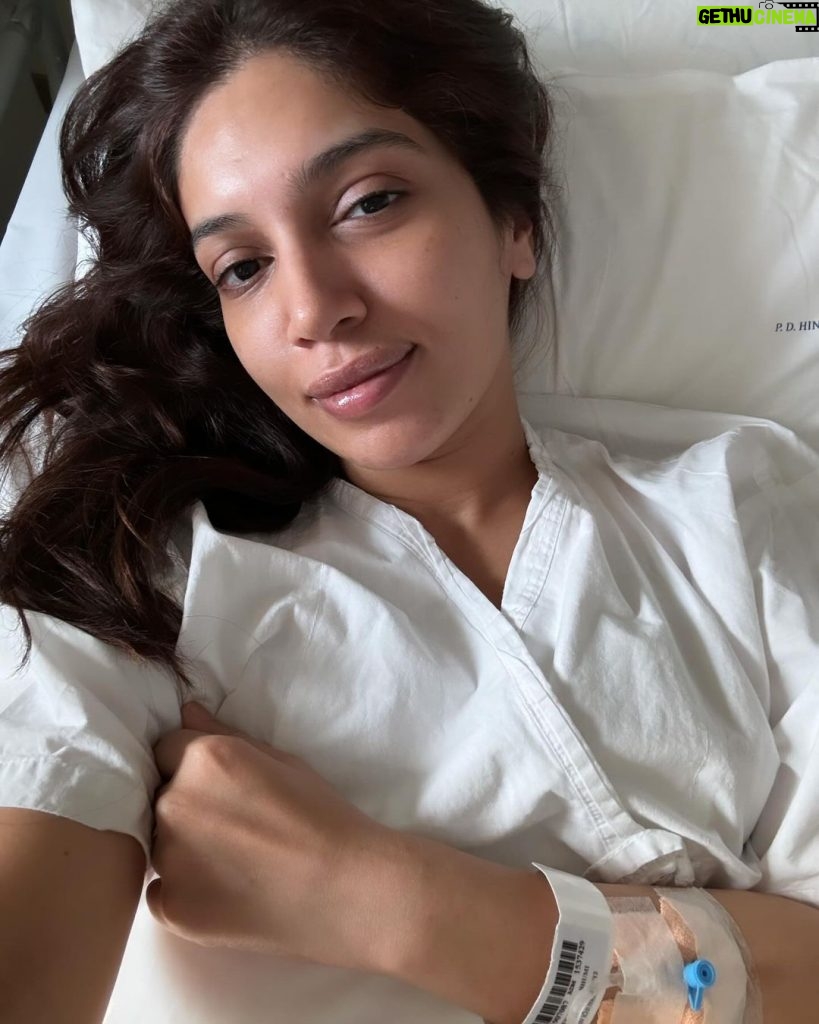 Bhumi Pednekar Instagram - Ek Dengue ke machar ne, mujhe 8 din ka massive torture de diya. But today I woke up feeling like a WOW, so I had to click a selfie. Guys be careful, cause the last few days were extremely tough for my family and I. Mosquito repellent’s are a must right now. Keep your immunity up. High pollution levels have most of our immunities compromised. Quite a few people I know have gotten dengue recently. Yet again ek invisible virus ne halat kharab kar di :) Thank you my doctors for taking such good care of me @hindujahospital @bajankhusrav #DrAgarwal Big shout out to the nursing, kitchen and cleaning staff that were so kind and helpful. Most of all Maa, samu and my Tanu ❤️ @sumitrapednekar @samikshapednekar @tanumourya745