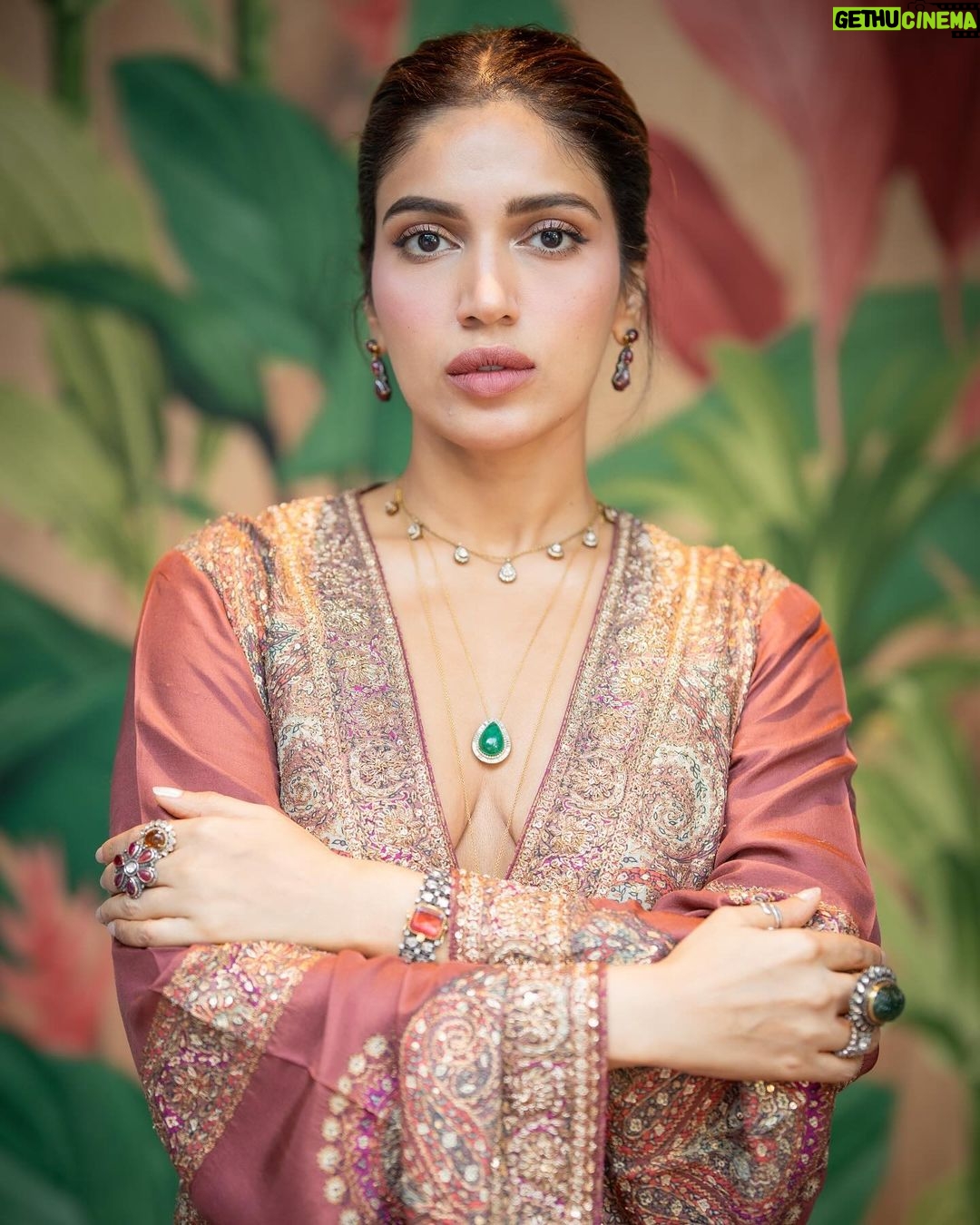 Bhumi Pednekar Instagram - Dost ki shaadi Day 1 #DonoBhagna-ni 🤍 . . . . Outfit - @ritukumarhq Jewellery - @amrapalijewels Rings - @roopavohrafinejewellery Juttis - @5_elementsbyradhikagupta Styled by- @manishamelwani Team- @gypsy.girl.world @kasliwalriddhi Clicked by @nikophotoworld