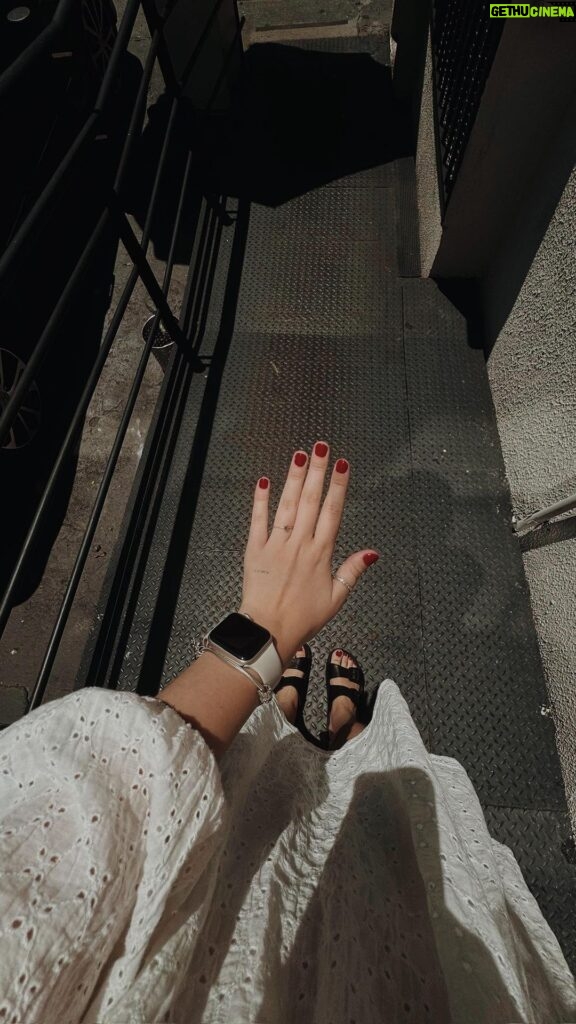 Bia Jordão Instagram - cherry nails 🍒 #nails / qual cor da próxima semana? 👇🏼