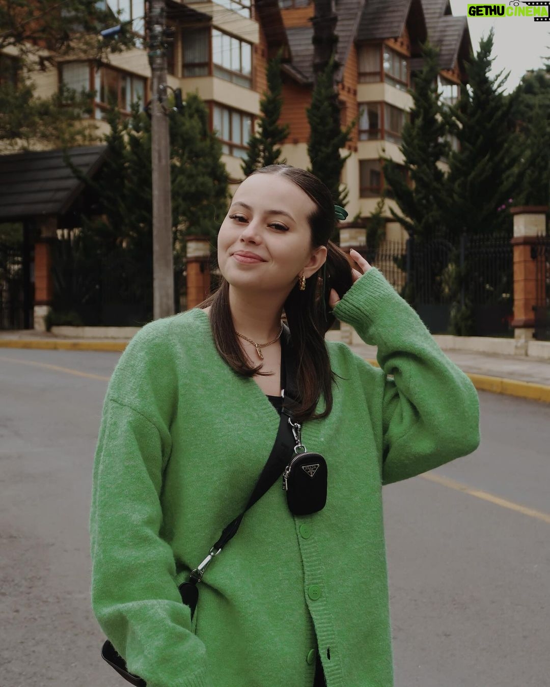 Bia Jordão Instagram - shades of green 🧃 Gramado