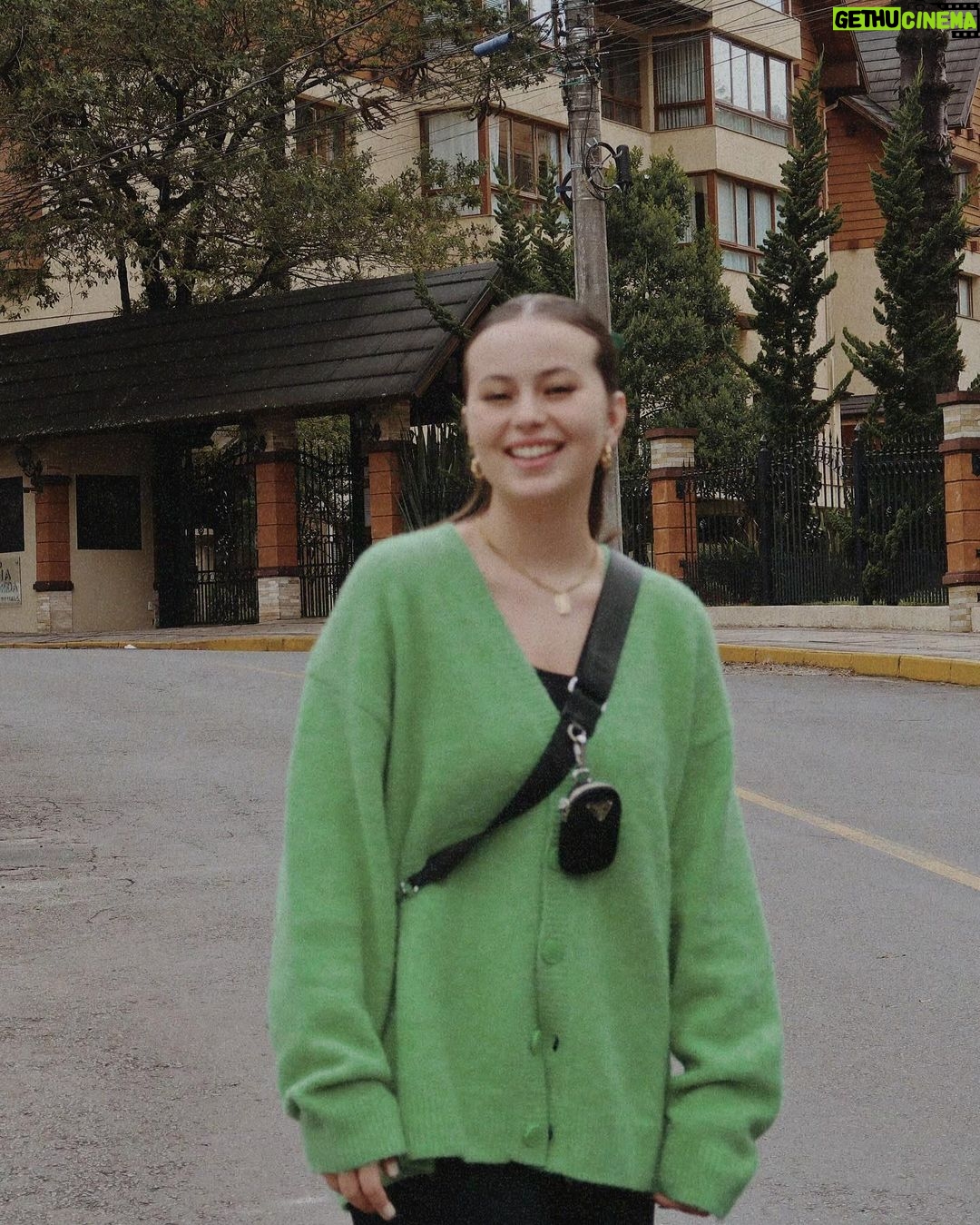 Bia Jordão Instagram - shades of green 🧃 Gramado