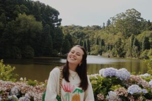 Bia Jordão Instagram - eu gosto de flores, mas eu tenho um jardim 🪻 Gramado - RS