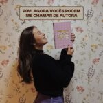 Bia Jordão Instagram - AUTORA? 🗣 é com imensa alegria que compartilho com vocês esse precioso projeto! 🥹 | influência e posicionamento são temas que o Senhor tem me ensinado e me levado a me aprofundar ao longo desse ano. o nosso posicionamento como filha de Deus, sendo a imagem e semelhança d’Ele, é capaz de influenciar e alcançar muitas outras pessoas, levando elas a recalcularem a rota pra não seguirem o fluxo, mas sim irem contra a cultura deste mundo. foi para nos ajudar nesse processo que “Be Real: uma jornada de influência e posicionamento” foi escrito. vamos juntas ajustar o nosso foco ao lado de Cristo. assim vai ser mais fácil discernir se aquilo que vivemos e compartilhamos reflete o evangelho. bora nessa? 🤝🏼 🔗 link pra vocês adquirirem na minha bio