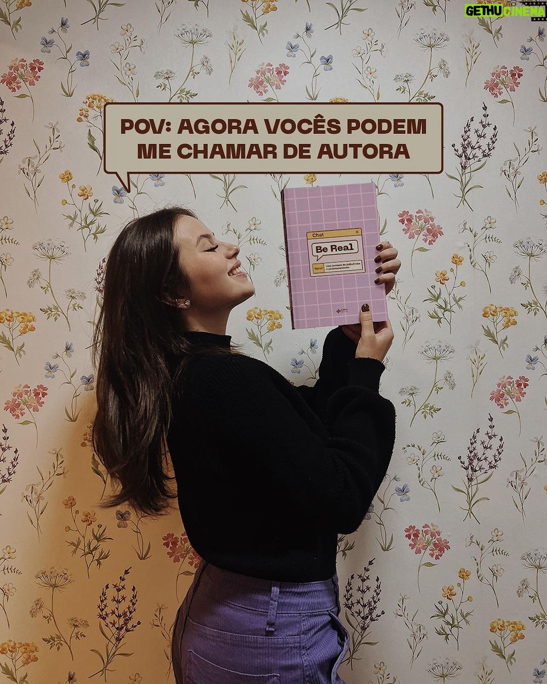 Bia Jordão Instagram - AUTORA? 🗣 é com imensa alegria que compartilho com vocês esse precioso projeto! 🥹 | influência e posicionamento são temas que o Senhor tem me ensinado e me levado a me aprofundar ao longo desse ano. o nosso posicionamento como filha de Deus, sendo a imagem e semelhança d’Ele, é capaz de influenciar e alcançar muitas outras pessoas, levando elas a recalcularem a rota pra não seguirem o fluxo, mas sim irem contra a cultura deste mundo.
foi para nos ajudar nesse processo que “Be Real: uma jornada de influência e posicionamento” foi escrito. vamos juntas ajustar o nosso foco ao lado de Cristo. assim vai ser mais fácil discernir se aquilo que vivemos e compartilhamos reflete o evangelho. bora nessa? 🤝🏼 🔗 link pra vocês adquirirem na minha bio