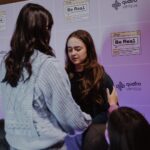 Bia Jordão Instagram - O “BE REAL” É REAL! 💜🗣 que privilégio ser uma das autoras desse livro. que privilégio é poder fazer parte daquilo que o Senhor preparou pra minha geração. que privilégio ver meninas, com os olhos brilhando, ansiando por mais de Deus. que grande privilégio tem sido, Senhor, poder caminhar debaixo de Sua graça. que privilégio! 🥹