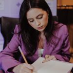 Bia Jordão Instagram - O “BE REAL” É REAL! 💜🗣 que privilégio ser uma das autoras desse livro. que privilégio é poder fazer parte daquilo que o Senhor preparou pra minha geração. que privilégio ver meninas, com os olhos brilhando, ansiando por mais de Deus. que grande privilégio tem sido, Senhor, poder caminhar debaixo de Sua graça. que privilégio! 🥹