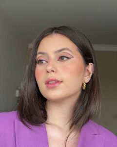 Bia Jordão Instagram - O “BE REAL” É REAL! 💜🗣 que privilégio ser uma das autoras desse livro. que privilégio é poder fazer parte daquilo que o Senhor preparou pra minha geração. que privilégio ver meninas, com os olhos brilhando, ansiando por mais de Deus. que grande privilégio tem sido, Senhor, poder caminhar debaixo de Sua graça. que privilégio! 🥹
