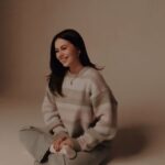Bia Jordão Instagram - ri, viajei, trabalhei e me descobri em tantas coisas. gravei um álbum, escrevi um livro, me vi nas telonas do cinema, entre tantas outras coisas. falei espanhol, aprendi a dirigir e andei a cavalo. algumas, de tantas outras memórias. mas também chorei, desanimei, duvidei, tantas vezes. errei, cai, levantei, incontáveis vezes. mas olhei pra Jesus e continuei. acho que o grande segredo da vida está em vive-la e, em cada um desses momentos, poder percebê-Lo e conhecê-Lo.