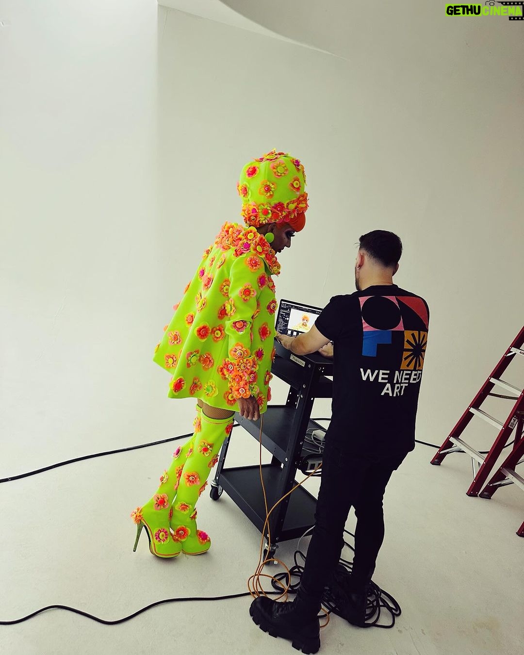 Bianca Del Rio Instagram - Behind the scenes 💚 📸 @vadellaphoto 👗 @philipheckman @marchappelnyc 🎩👢 @thebiancadelrio