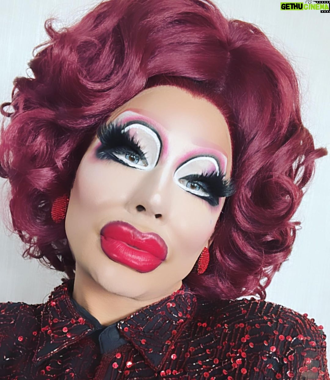 Bianca Del Rio Instagram - BE CAREFUL OUT THERE! Some bumble bees attacked me this morning! 😬 Palm Springs, California