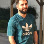 Bilal Hancı Instagram - Şimdi bu fotoğrafın altına şiir yazsam olur mu ? Olmaz. İstanbul Üniversitesi Edebiyat Fakültesi