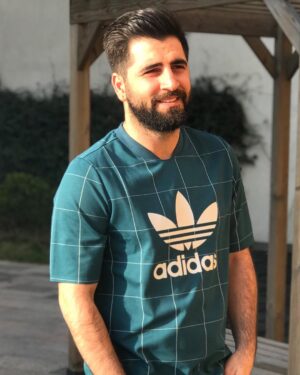Bilal Hancı Instagram - Şimdi bu fotoğrafın altına şiir yazsam olur mu ? Olmaz.