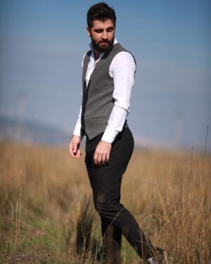 Bilal Hancı Instagram - Güle Güle 2017 Bana kattıkların için teşekkürler her şey de bir hayır aramaktan vazgeçmiyecem Hoşgeldin 2018 🙏🏻 📸: @celalcanik 👕Stayling: @hassanozaystyling