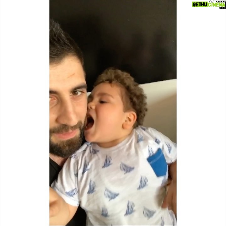Bilal Hancı Instagram - Çocuğun dünyası yimek üzerine bulduğu herşeyi yiyir 😂😂😂 @efekocyigitresmi