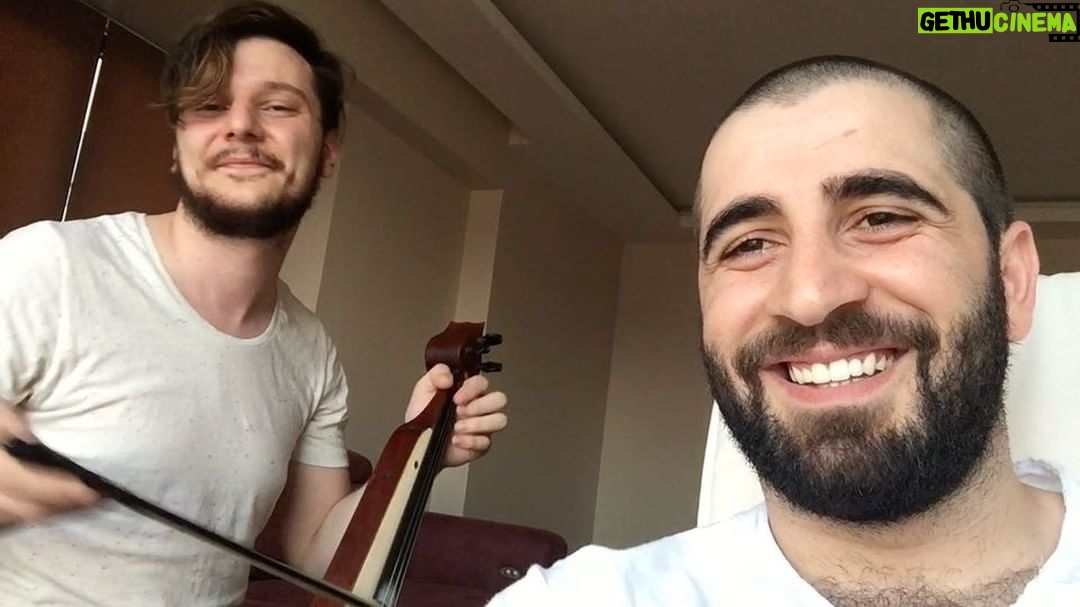 Bilal Hancı Instagram - Unut deyisin yarumda ben nasıl unutayım @ekinuzunlar