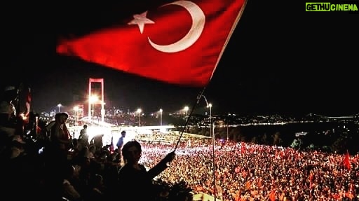 Bilal Hancı Instagram - Şehitlerimizi saygı ve minnetle anıyorum.Allah'tan tüm şehit yakınlarına sabır diliyorum...Bu bayrak inmesin ezanlar dinmesin...Ne mutlu Türk'üm diyene...#15temmuz 🇹🇷🇹🇷🇹🇷
