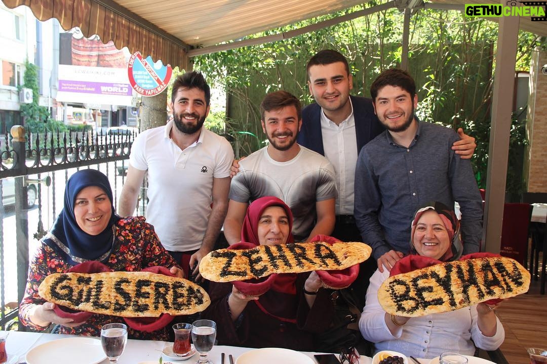 Bilal Hancı Instagram - Bütün annelerimizin Anneler Günü kutlu olsun 😊 bugüne özel çok güzel bir video çektik çarşamba yayında 😊 Hatay Medeniyetler Sofrası Etiler