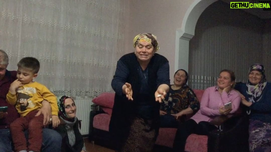 Bilal Hancı Instagram - Bugün hikayem de paylaştım bu olayın perde arkası bu kez başrolde anacığımın büyük ablası yani tiyezem 😂😂😂