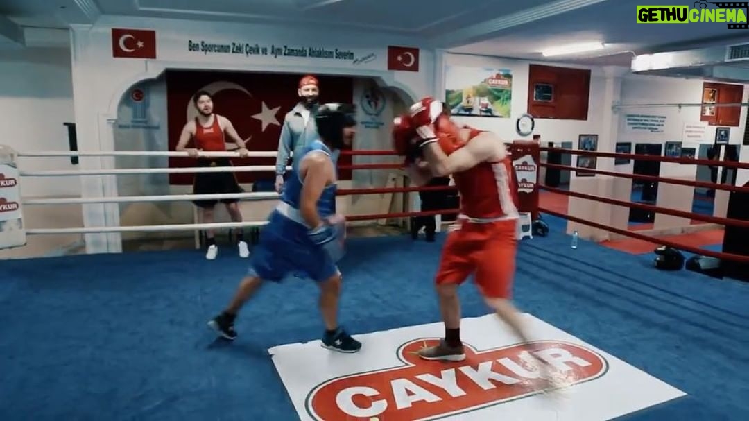 Bilal Hancı Instagram - Hayatımızda ilk defa boks yaptık bu kadar yorucu olacağını bilmezdim hep kırdık birbirimizi 😂 LİNK PROFİLDE katkılarından dolayı osmanlı spor salonuna ve milli boksörümüz @fulasmems teşekkür ederiz :)