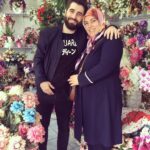 Bilal Hancı Instagram - Çiçekler içinden bir seni seçtim kalbimi sana bir sana verdim Anaaaacuğum benim ❤️ @gulserenhanci66 güzel çiçekleri için @cicekcim61 e teşekküller :) Trabzon Çamoğlu Çiçekçilik