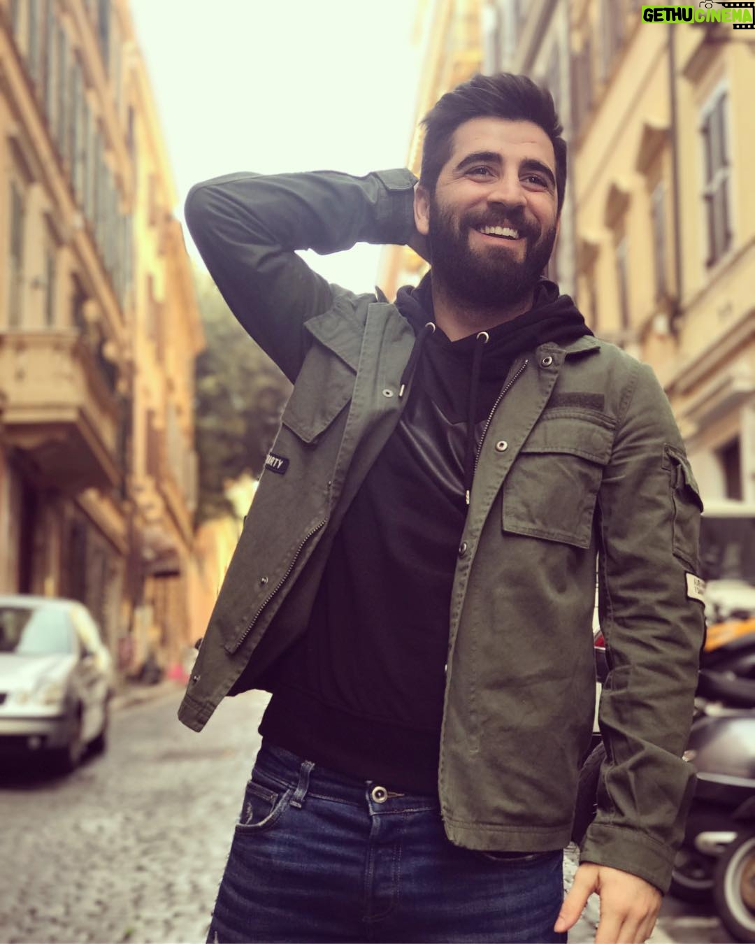 Bilal Hancı Instagram - Ulan Bilo ne de güzel gülüyorsun yıllar sonra 😂