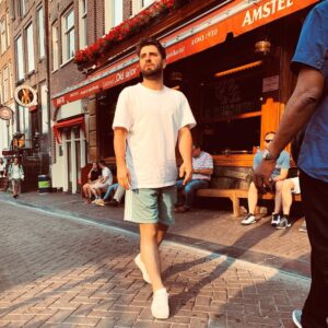 Bilal Hancı Instagram - Neyim ben amsterdama düşmüş bir fındık parçacığı mı ? 🙂