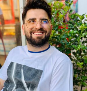 Bilal Hancı Instagram - Kapı çalıyor bir açıyorsun karşında böyleyim ne yaparsın ?