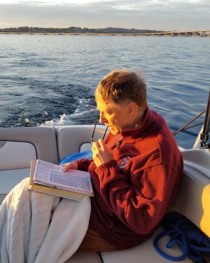 Bill Gates Instagram - What’s in my bag? A lot of books. I love to read anytime (and anywhere) I get the chance. #nationalreadingmonth