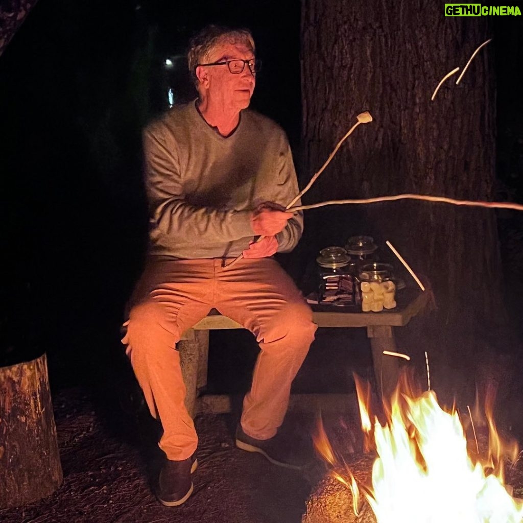 Bill Gates Instagram - As the weather transitions back to its cool, mostly rainy state in Seattle, I’m reflecting on the times I got to spend outside this summer. Here’s to s’more nights like this one.