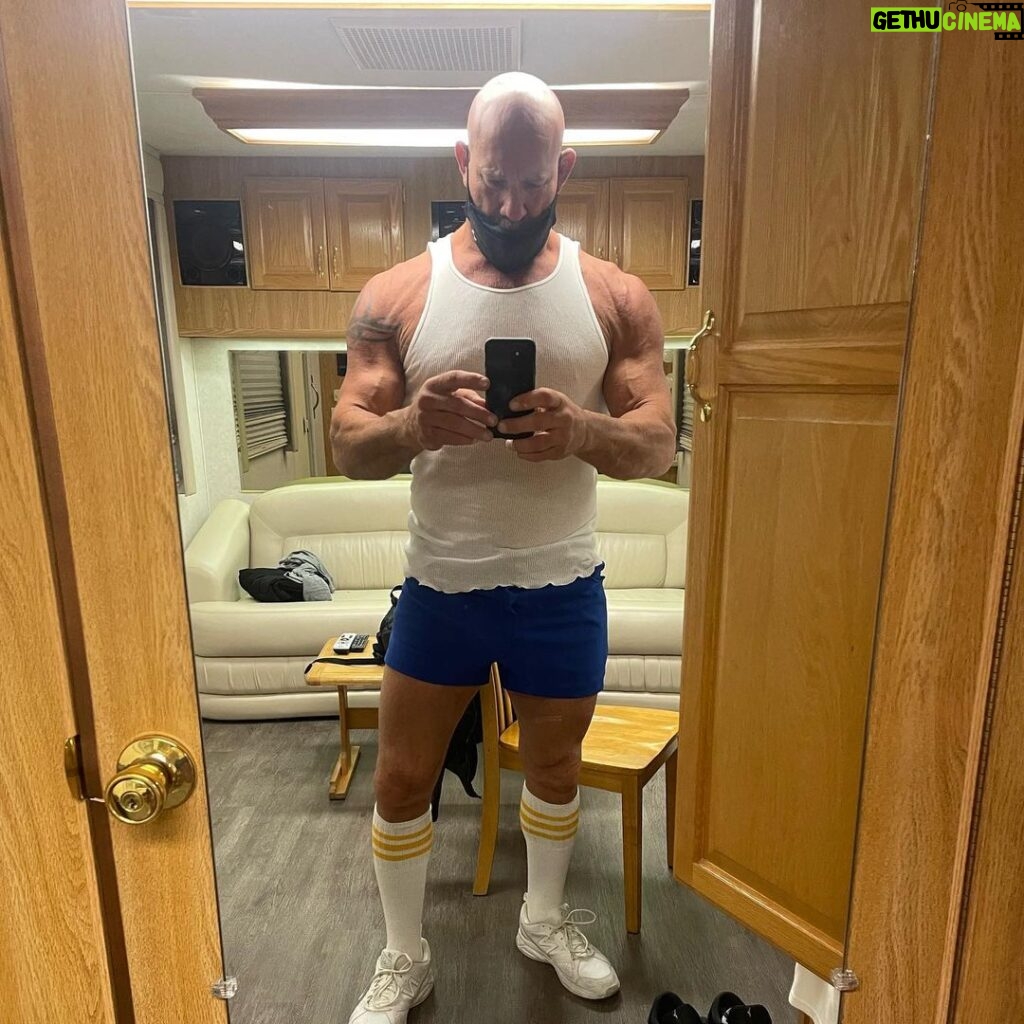 Bill Goldberg Instagram - Who recognizes these socks!!! Looks like it time for a little #coachnick action on the @thegoldbergsabc again!!! I predict this appearance may provide one my most famous GIF’s to date 😶😶 trying to get as much extra work as possible prior to you seeing it 😁😁😁 MASK IS STUDIO REQUIRED SO GET OVER IT!!!! 😤#spear #jackhammer #whosnext #comedy #sitcom @gallantbygoldberg @goldbergsgarage #oldschool #fitness @wwe @dodgeofficial
