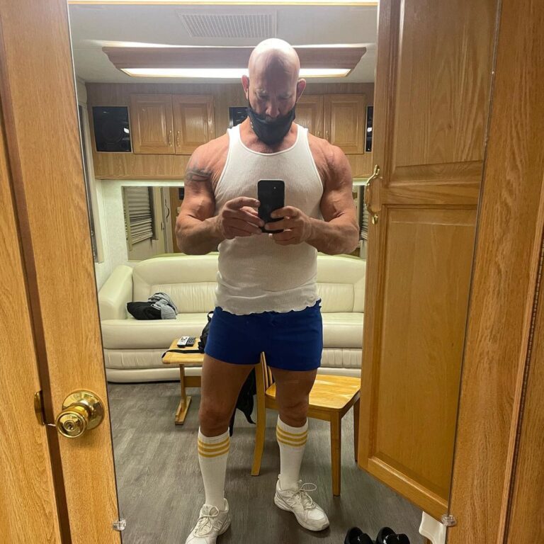 Bill Goldberg Instagram - Who recognizes these socks!!! Looks like it time for a little #coachnick action on the @thegoldbergsabc again!!! I predict this appearance may provide one my most famous GIF’s to date 😶😶 trying to get as much extra work as possible prior to you seeing it 😁😁😁 MASK IS STUDIO REQUIRED SO GET OVER IT!!!! 😤#spear #jackhammer #whosnext #comedy #sitcom @gallantbygoldberg @goldbergsgarage #oldschool #fitness @wwe @dodgeofficial