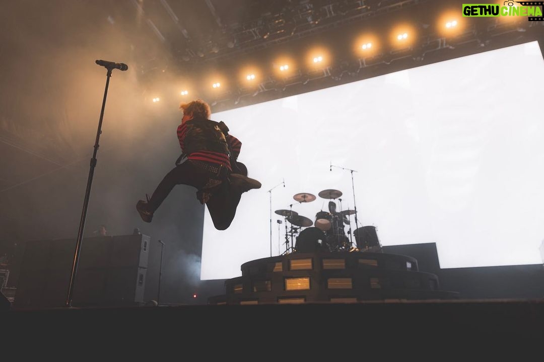 Billie Joe Armstrong Instagram - Milwaukee!! Thanks for the laughs!!