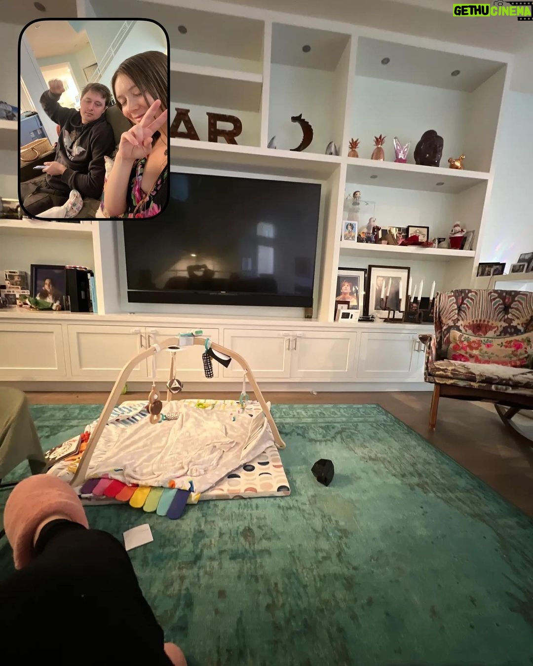 Billie Lourd Instagram - π£π¨βπ©βπ§βπ¦π£#postpartum is all about #notleavingyourhouse #pawpatrol #pumping #friedchicken #rainbowfishsweatpants #fishstickersonyourface #unnecessarilylargewaterjugs #unnecessarilylargeotherjugs