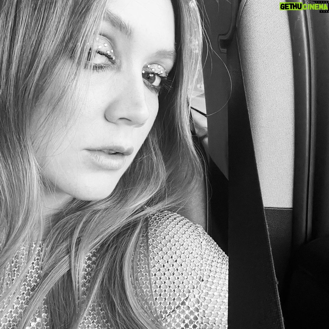 Billie Lourd Instagram - 🪩🤰🏻🪩 #blaséontheoutsideblessedontheinside 👁:@missjobaker 💇🏻♀️:@brycescarlett 💃🏻:@stellamccartney @sweetbabyjamie 🤰🏻:@avstenrydell