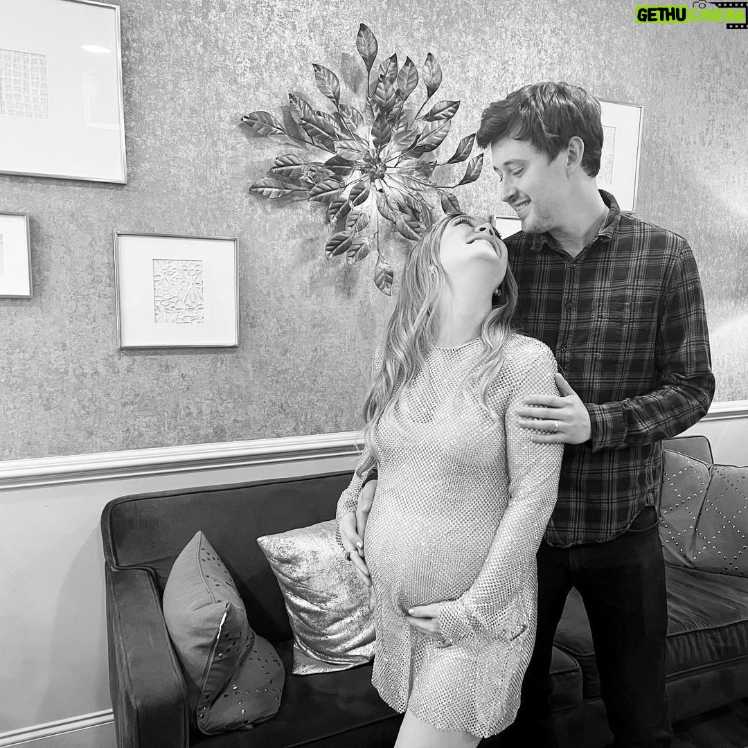 Billie Lourd Instagram - 🪩🤰🏻🪩 #blaséontheoutsideblessedontheinside 👁:@missjobaker 💇🏻♀️:@brycescarlett 💃🏻:@stellamccartney @sweetbabyjamie 🤰🏻:@avstenrydell