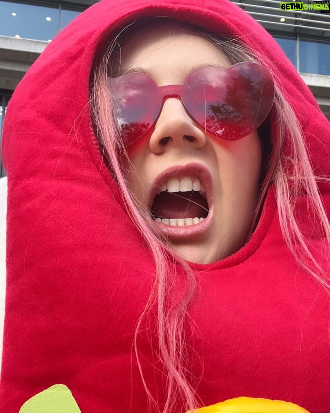 Billie Lourd Instagram - ðŸŒðŸ‡¬ðŸ‡§ðŸŒif you’ve always wanted to see a super pregnant me in a hot dog costume (don’t lie to yourself I know it’s your main dream in life!!!) @andmrs_themovie is the movie for you!!! #hawtdawginahotdog HOT DOG MANIA