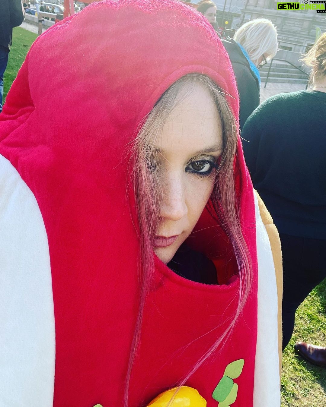 Billie Lourd Instagram - ðŸŒðŸ‡¬ðŸ‡§ðŸŒif you’ve always wanted to see a super pregnant me in a hot dog costume (don’t lie to yourself I know it’s your main dream in life!!!) @andmrs_themovie is the movie for you!!! #hawtdawginahotdog HOT DOG MANIA