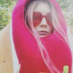 Billie Lourd Instagram - 🌭🇬🇧🌭if you’ve always wanted to see a super pregnant me in a hot dog costume (don’t lie to yourself I know it’s your main dream in life!!!) @andmrs_themovie is the movie for you!!! #hawtdawginahotdog HOT DOG MANIA