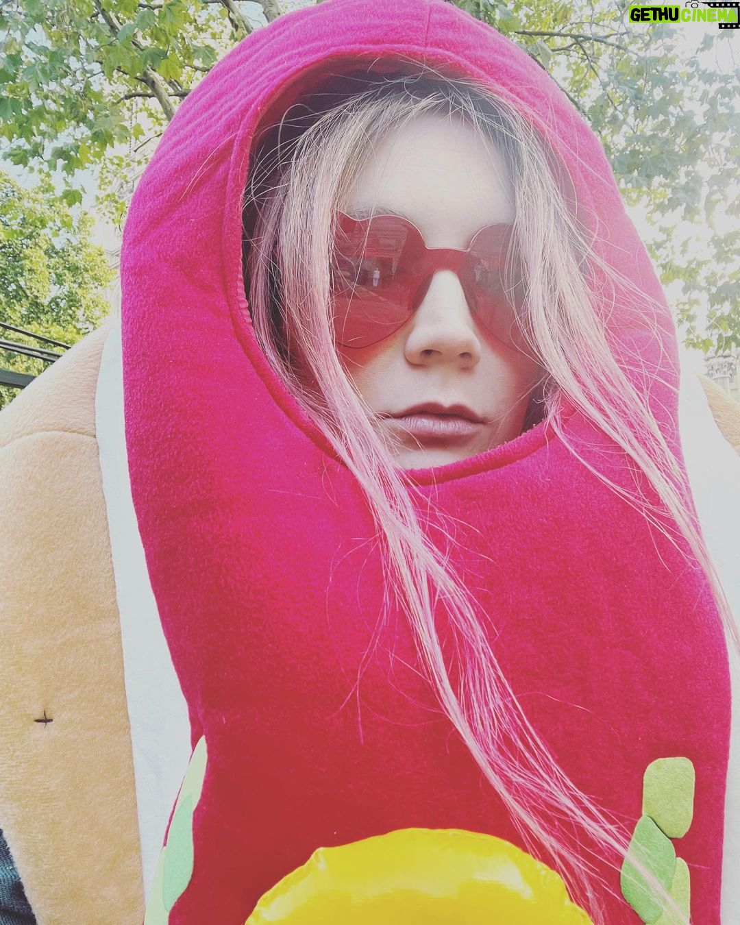 Billie Lourd Instagram - 🌭🇬🇧🌭if you’ve always wanted to see a super pregnant me in a hot dog costume (don’t lie to yourself I know it’s your main dream in life!!!) @andmrs_themovie is the movie for you!!! #hawtdawginahotdog HOT DOG MANIA