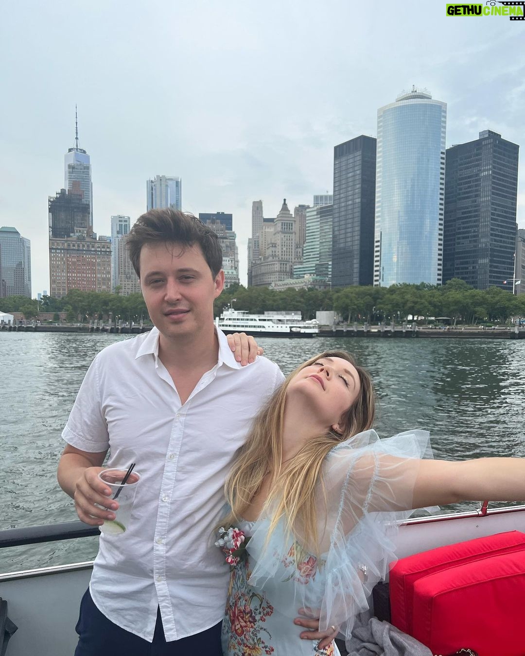 Billie Lourd Instagram - 🗽3️⃣0️⃣🗽MY #BODYAGE IS FINALLY GETTING CLOSER TO MY #SOULAGE #yeehaw I'm On A Boat
